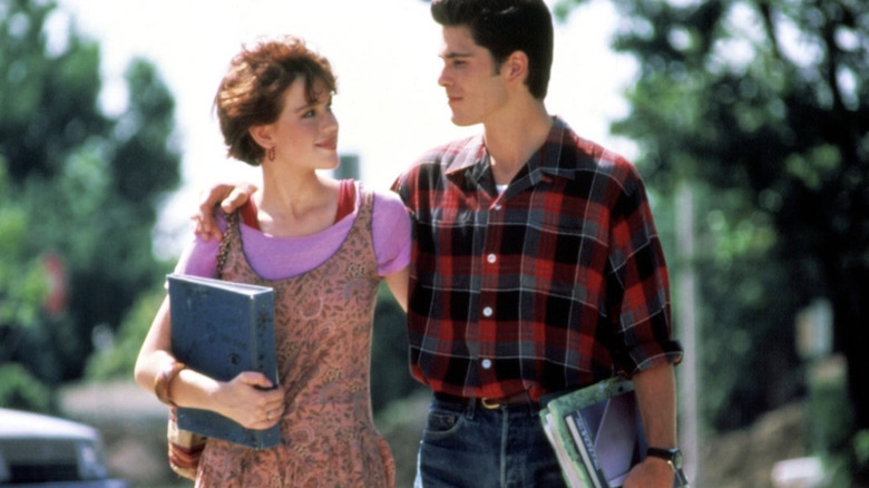 Molly Ringwald porte une robe rose à imprimé fleuri sur un t-shirt rose 