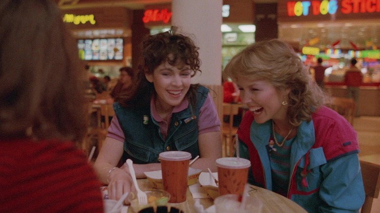 Deborah Foreman rit à la table d'une aire de restauration d'un centre commercial à 
