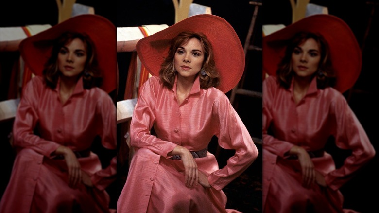 Kim Cattrall porte une tenue entièrement rose avec un chapeau à larges bords 