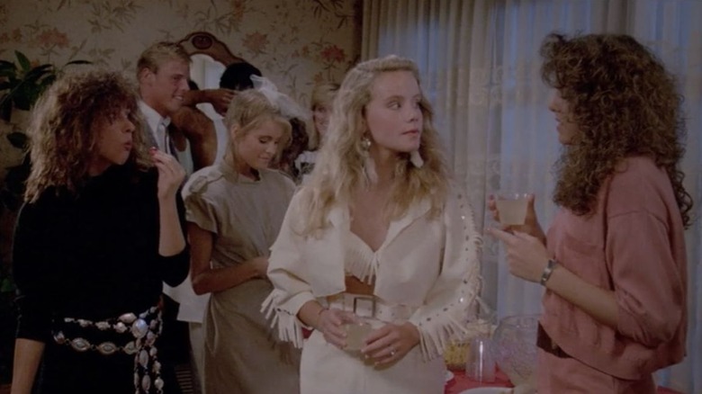Amanda Peterson porte une tenue à franges blanches "Je ne peux pas m'acheter l'amour."