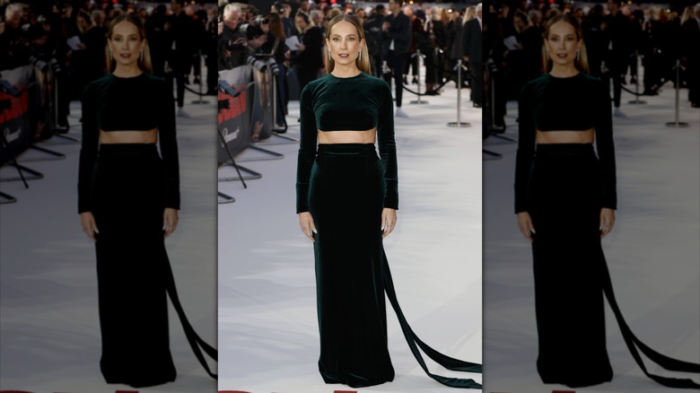 Joanne Froggatt porte un haut et une jupe vert émeraude